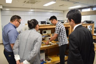 実験室見学の様子