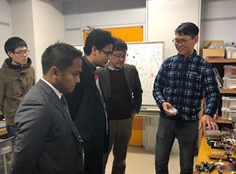 実験室見学の様子